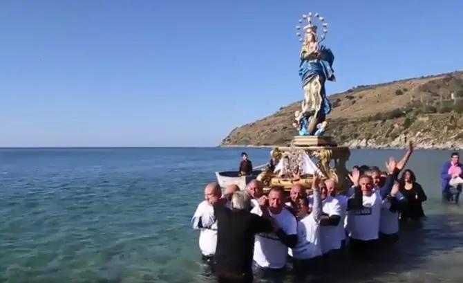 Immacolata: la processione in mare a Nicotera Marina