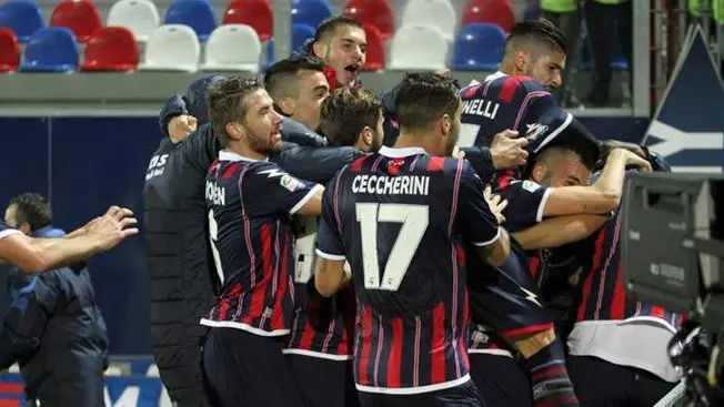 Crotone\\'s players jubilates after the goal of 2-1 during the Italian Serie A soccer match FC Crotone vs Pescara Calcio at Ezio Scida stadium in Crotone, Italy, 10 December 2016. ANSA/ALBANO ANGILLETTA , ANSA