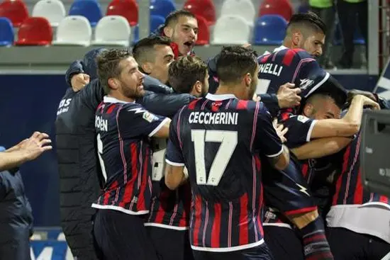 Crotone\\'s players jubilates after the goal of 2-1 during the Italian Serie A soccer match FC Crotone vs Pescara Calcio at Ezio Scida stadium in Crotone, Italy, 10 December 2016. ANSA/ALBANO ANGILLETTA , ANSA