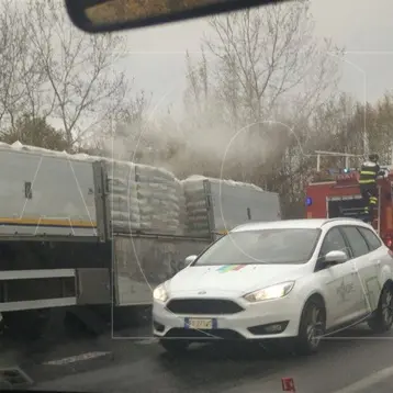 Semirimorchio in fiamme, code e rallentamenti tra Cosenza e Rogliano