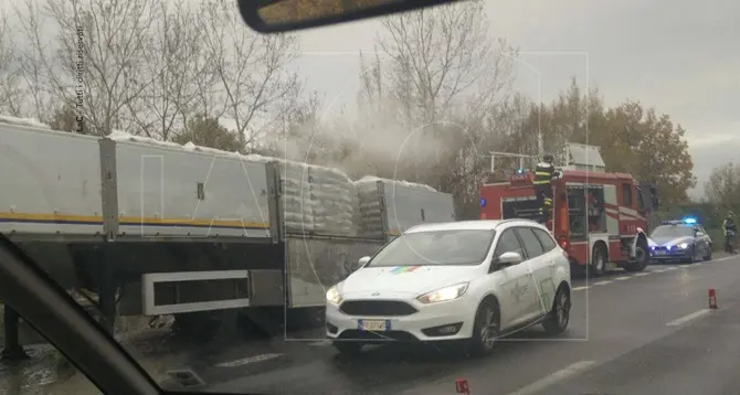 Semirimorchio in fiamme, code e rallentamenti tra Cosenza e Rogliano