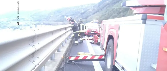 Dramma nel Vibonese, 26enne si lancia dal viadotto autostradale (FOTO e VIDEO)