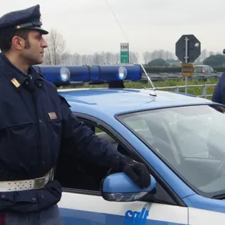 In autostrada con 7 chili e mezzo di cocaina: arrestato