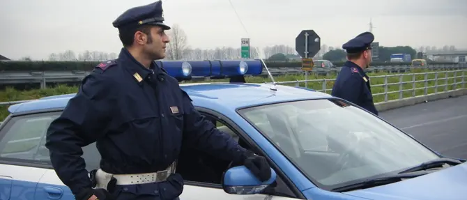 In autostrada con 7 chili e mezzo di cocaina: arrestato