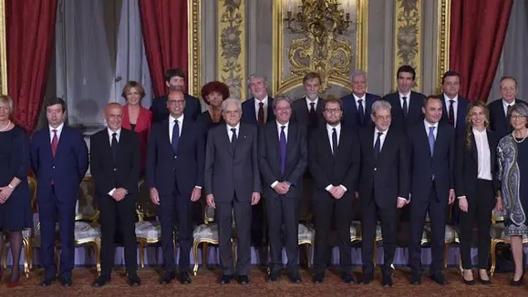 Da sinistra a destra, in seconda fila: Beatrice Lorenzin, Dario Francescini, Valeria Fedeli, Giuliano Poletti, Gian Luca Galletti, Maurizio Martina, Carlo Calenda, Pier Carlo Padoan. Da sinistra a destra, in prima fila: Roberta Pinotti, Andrea Orlando, Marco Minniti, Angelino Alfano, Sergio Mattarella, Paolo Gentiloni, Luca Lotti, Claudio De Vincenti, Enrico Costa, Marianna Madia e Anna Finocchiaro (ANDREAS SOLARO/AFP/Getty Images) , AFP/Getty Images