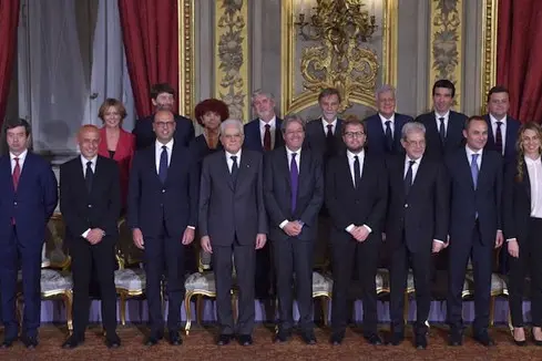 Da sinistra a destra, in seconda fila: Beatrice Lorenzin, Dario Francescini, Valeria Fedeli, Giuliano Poletti, Gian Luca Galletti, Maurizio Martina, Carlo Calenda, Pier Carlo Padoan. Da sinistra a destra, in prima fila: Roberta Pinotti, Andrea Orlando, Marco Minniti, Angelino Alfano, Sergio Mattarella, Paolo Gentiloni, Luca Lotti, Claudio De Vincenti, Enrico Costa, Marianna Madia e Anna Finocchiaro (ANDREAS SOLARO/AFP/Getty Images) , AFP/Getty Images