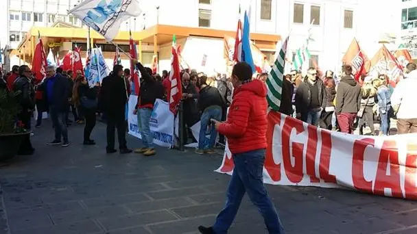 A Catanzaro i lavoratori della Tim protestano contro la disdetta degli accordi integrativi aziendali , ANSA