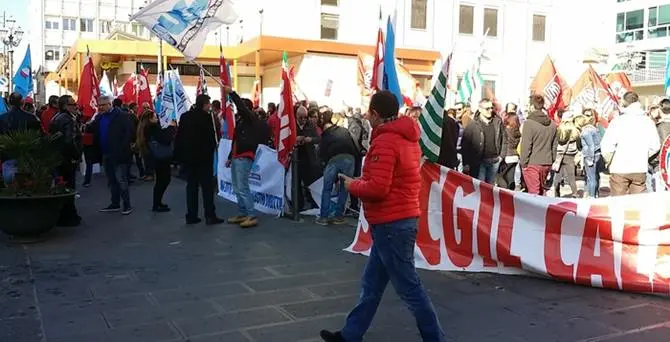 Dipendenti Tim in piazza a Catanzaro: «Basta tagli». L’azienda: «Smentiamo esuberi»