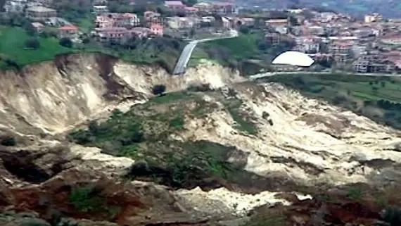 Una immagine dall\\' alto della frana di Maierato, oggi 16 febbraio 2010. L\\'evacuazione in massa di tutti gli abitanti di Maierato, paese di 2.300 persone in provincia di Vibo Valentia, e\\' in corso da stamani, dopo che ieri un intero costone della montagna che si trova a ridosso del centro e\\' franato mettendo in pericolo numerose abitazioni. ANSA / MONTEVERDE / DBA , ANSA