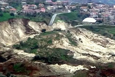 Una immagine dall\\' alto della frana di Maierato, oggi 16 febbraio 2010. L\\'evacuazione in massa di tutti gli abitanti di Maierato, paese di 2.300 persone in provincia di Vibo Valentia, e\\' in corso da stamani, dopo che ieri un intero costone della montagna che si trova a ridosso del centro e\\' franato mettendo in pericolo numerose abitazioni. ANSA / MONTEVERDE / DBA , ANSA