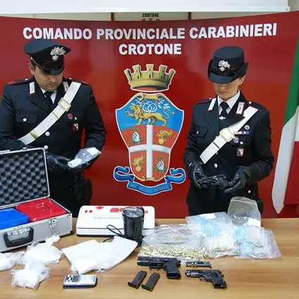 Crotone, armi e droga in un appartamento: in manette 47enne