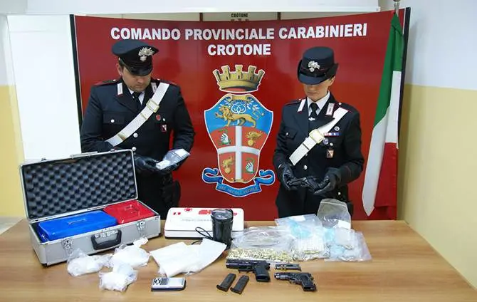 Crotone, armi e droga in un appartamento: in manette 47enne