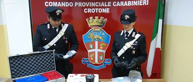 Crotone, armi e droga in un appartamento: in manette 47enne