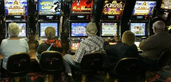 Slot-machine “truccate” nel Reggino, deferito il titolare di un circolo