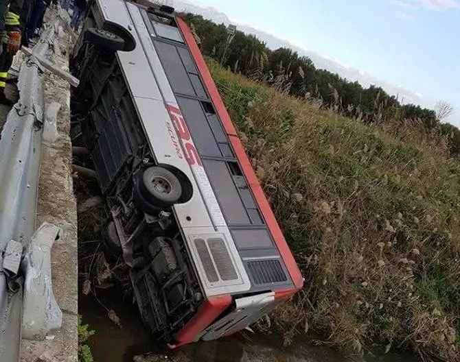 Corigliano, autobus esce fuori strada: muore giovane 20enne