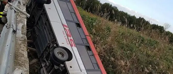 Corigliano, autobus esce fuori strada: muore giovane 20enne