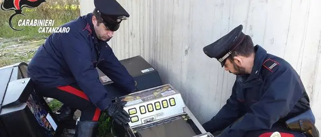 Catanzaro, scoperto un deposito di slot machine rubate