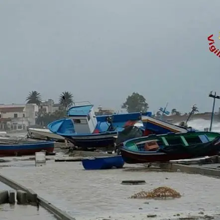 Reggio, barche scaraventate sulla spiaggia per il forte vento: intervengono i sommozzatori