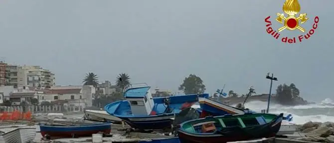 Reggio, barche scaraventate sulla spiaggia per il forte vento: intervengono i sommozzatori