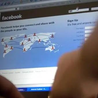 Adescava ragazzine su Facebook, una denuncia nel Catanzarese