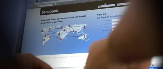 Adescava ragazzine su Facebook, una denuncia nel Catanzarese