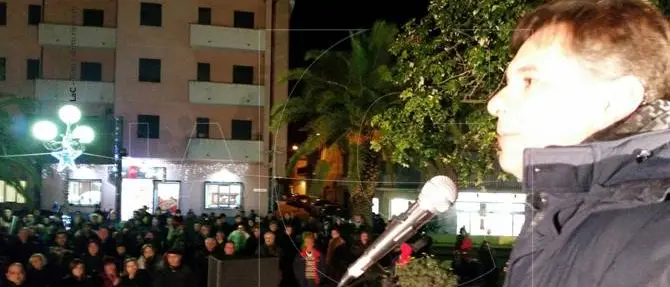 Gioia Tauro, Pedà non lascia e mobilita la piazza contro la sfiducia di 9 consiglieri