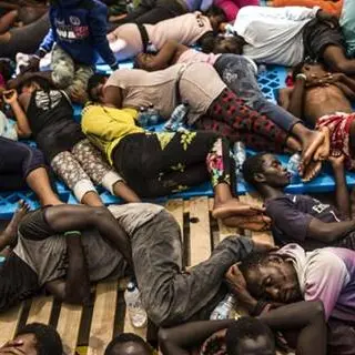 Migrante perde le gambe a causa di violenze durante la traversata: l’appello degli infermieri