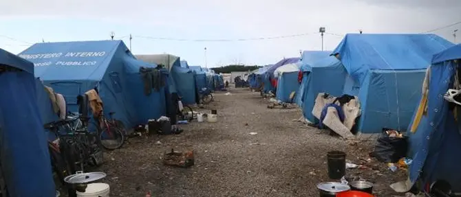 «Nella tendopoli di Rosarno oltre 2mila migranti in condizioni disastrose»