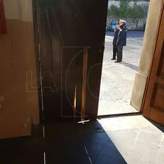 Bomba di carta fatta esplodere davanti al Comune, accertamenti a Cessaniti -Video