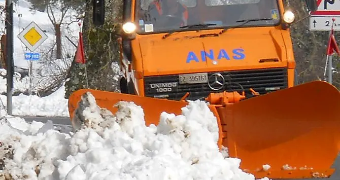 Neve tra gli svincoli di Mormanno e Morano: Anas al lavoro