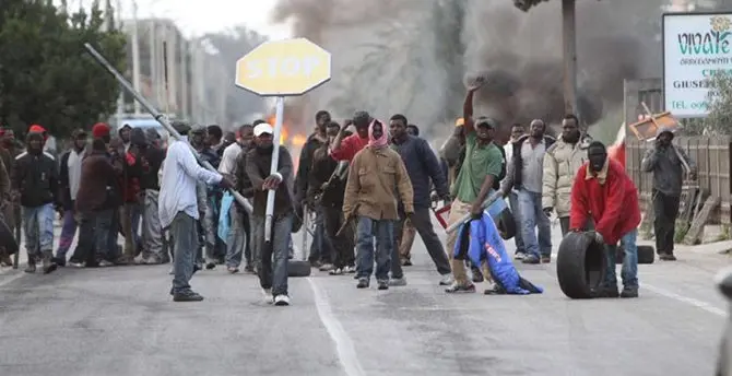 Sette anni fa la rivolta dei migranti a Rosarno, il sindaco: «Siamo ancora in piena emergenza»