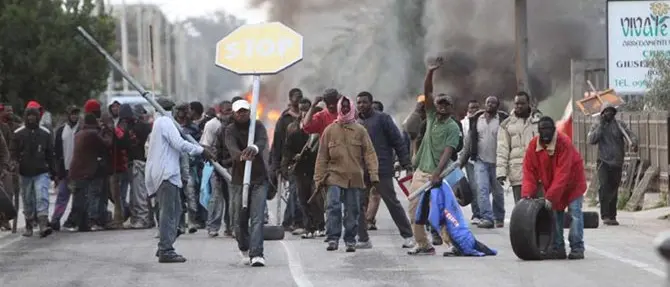 Sette anni fa la rivolta dei migranti a Rosarno, il sindaco: «Siamo ancora in piena emergenza»