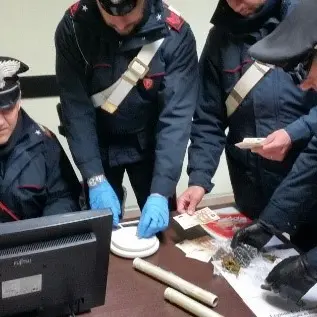 In auto e in casa con hashish e marijuana: arrestato 39enne a Reggio