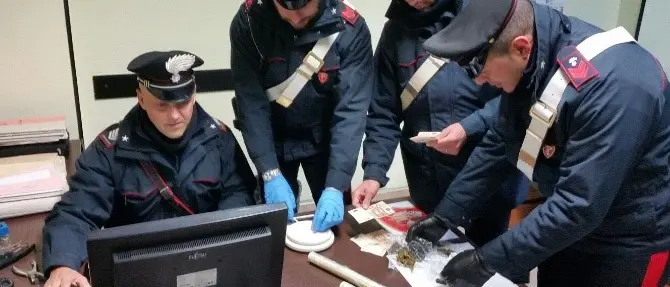 In auto e in casa con hashish e marijuana: arrestato 39enne a Reggio