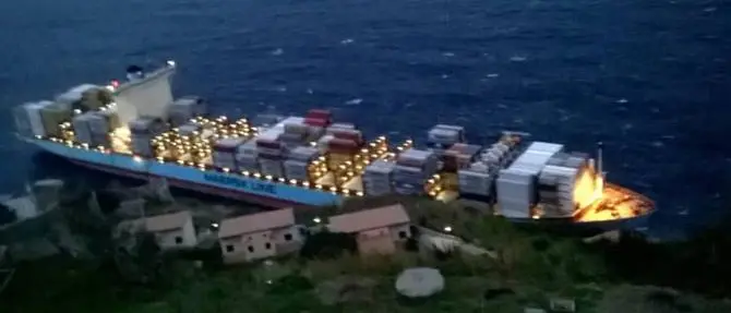 Scilla, nave portacontainer finisce sugli scogli