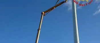 Operai bloccati su pala eolica a Jacurso, salvati dai vigili del fuoco