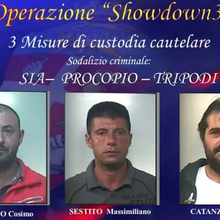 ‘Ndrangheta, estorsioni e traffico di stupefacenti: in manette tre esponenti del clan Sia-Procopio-Tripodi (NOMI)