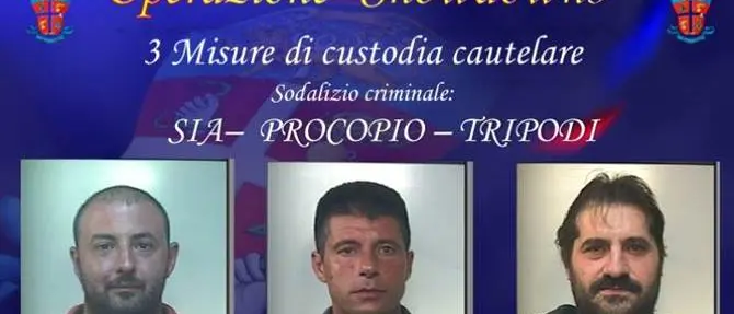 ‘Ndrangheta, estorsioni e traffico di stupefacenti: in manette tre esponenti del clan Sia-Procopio-Tripodi (NOMI)