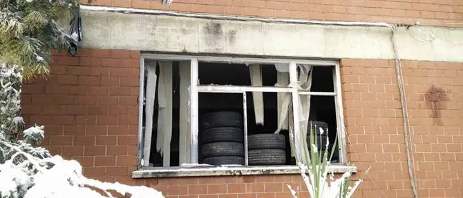 Era diventata un ricovero per senzatetto, in fiamme un’ex scuola a Rende