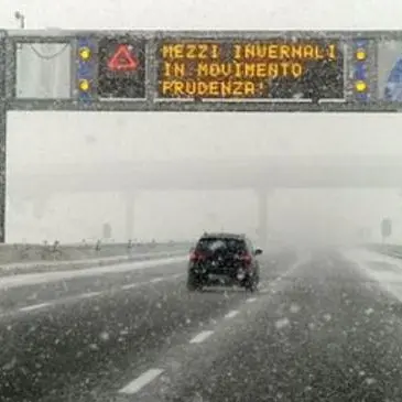 Corigliano, partoriente bloccata in auto per la neve: soccorsa dai vigili del fuoco