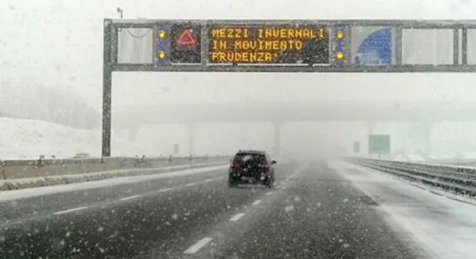 Corigliano, partoriente bloccata in auto per la neve: soccorsa dai vigili del fuoco