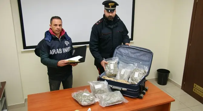 In auto con tre chili di marijuana, arrestati padre e figlio a Bovalino