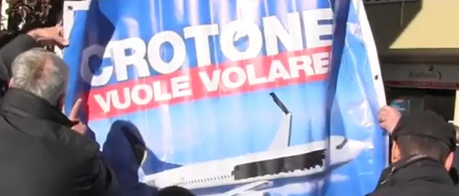 Anche a Crotone un sit-in davanti alla Prefettura per chiedere la riapertura dell’Aeroporto