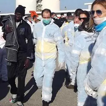 Reggio, sbarcati i 182 migranti soccorsi nelle acque del Canale di Sicilia