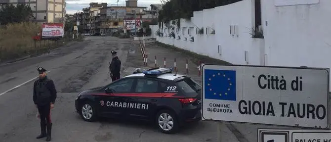 Sequestra e minaccia un minorenne: arrestato 44enne nel Reggino