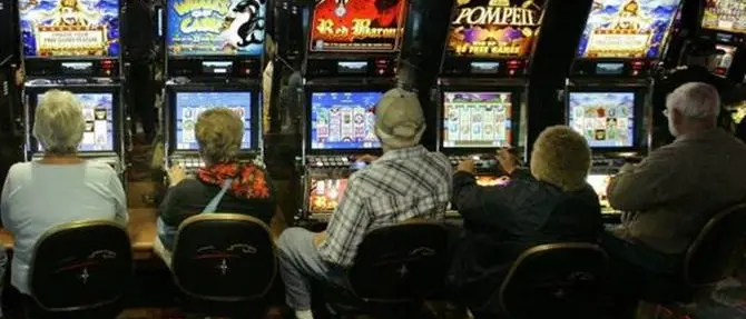 Aveva lasciato il figlio in auto per le slot, condannato a 3 anni e quattro mesi