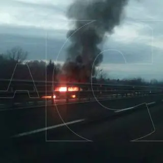 A2, veicolo in fiamme all'altezza dello svincolo per Rogliano