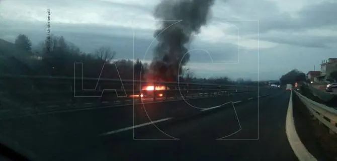 A2, veicolo in fiamme all'altezza dello svincolo per Rogliano