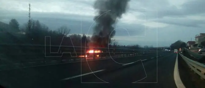 A2, veicolo in fiamme all'altezza dello svincolo per Rogliano