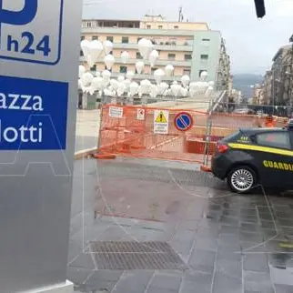 Cosenza, perquisizioni e sequestri al cantiere di Piazza Bilotti -Video